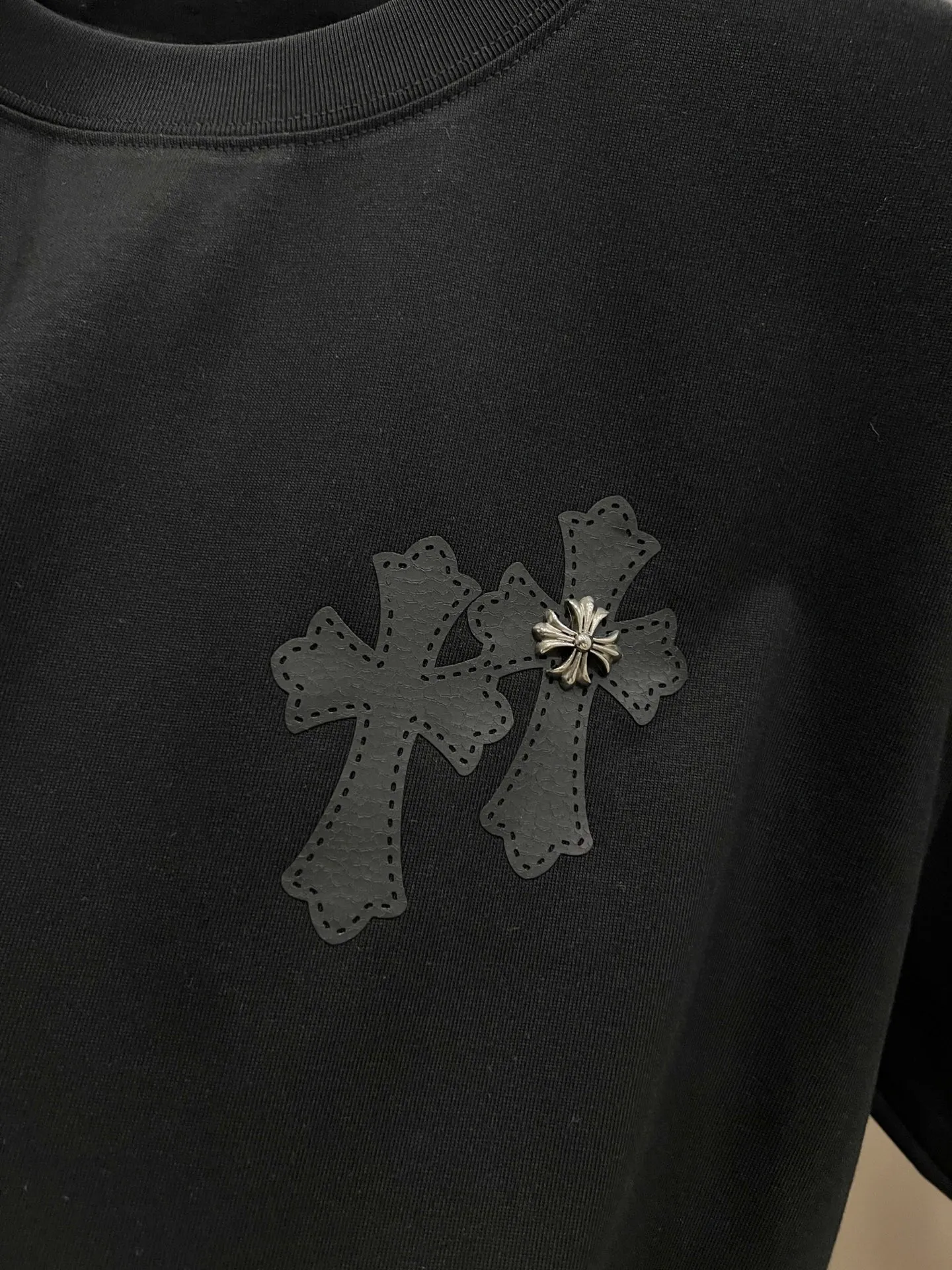 🅿️190 CH Crow 2025 Autumn and Winter New Short-sleeved T-shirt Cross leather craft Customized hardware metal + Middle Eastern Australian diamond design craft The real thing is great🔥Same style for men and women, loose version Size S M L XL XXL Five sizes black white